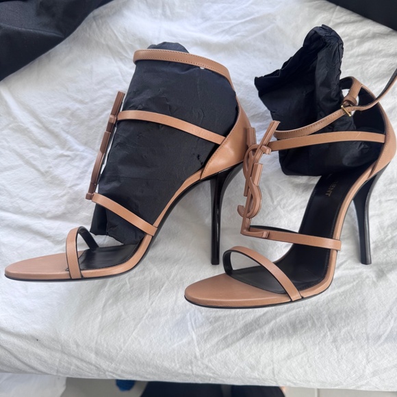 Saint Laurent Cassandra YSL Medallion Stiletto - Picture 6 of 9